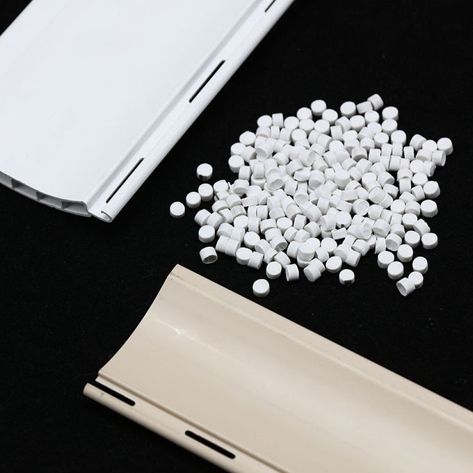 Perfil plástico duro da extrusão das pelotas do PVC 1.6g/Cm3 0