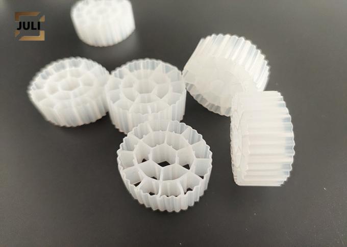 Reator branco 25x10mm do Biofilm da cama movente do HDPE do Virgin da cor para a lagoa de peixes 0