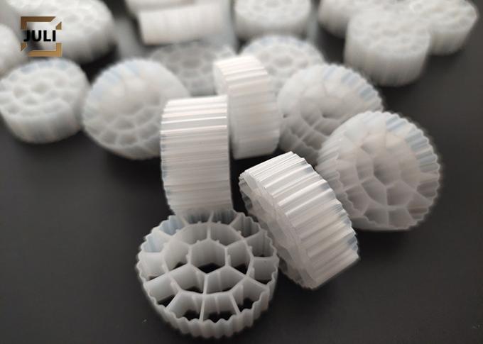 Reator branco 25x10mm do Biofilm da cama movente do HDPE do Virgin da cor para a lagoa de peixes 1